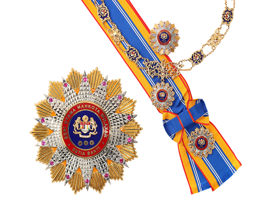 SERI UTAMA MAHKOTA WILAYAH (S.U.M.W.).  Darjah Yang Mulia Mahkota Wilayah Pangkat Pertama.  Darjah Kebesaran ini membawa gelaran 'Datuk Seri Utama' bagi penyandang lelaki dan wanita.  Isteri Penyandang pula bergelar 'Datin Seri Utama' manakala tiada gelaran bagi suami penyandang.  Penyandang akan dikurniakan Kalung dan Buah Kalung, Selempang dan Lencana Darjah serta Bintang Darjah.